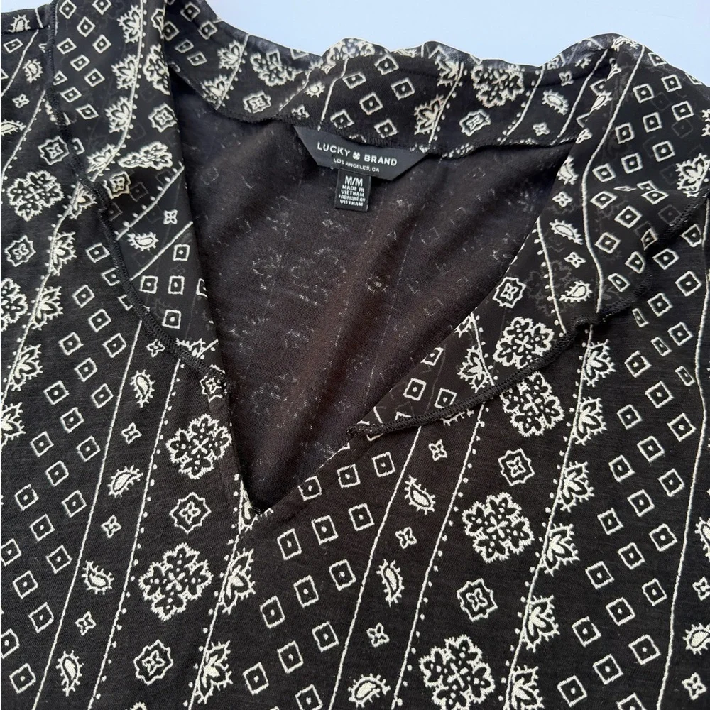 Woman’s Lucky Brand Blouse Size Medium​ - Picture 2 of 8